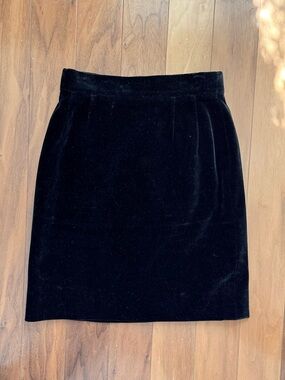 Perfect Louis Feraud Black Velvet Pencil Skirt - Size 0